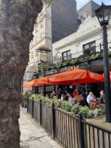 Front view of Swan pub Bayswater