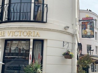 Exterior Victoria pub