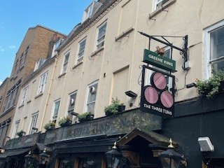 Pub sign The Three Tuns, Marble Arch
